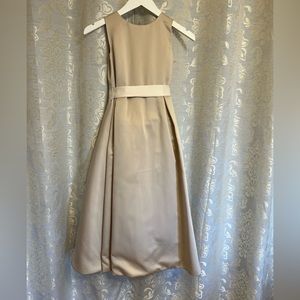 Satin sleeveless dress with satin bow